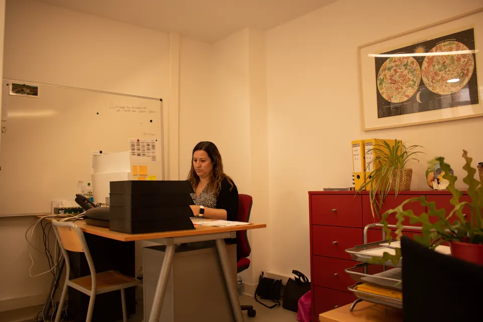 Membre de l'équipe d'Exactétudes travaillant à son bureau