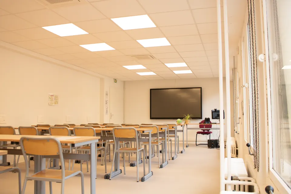 Salle de cours lumineuse équipée d'un écran interactif, dans les locaux d'Exactétudes à Strasbourg