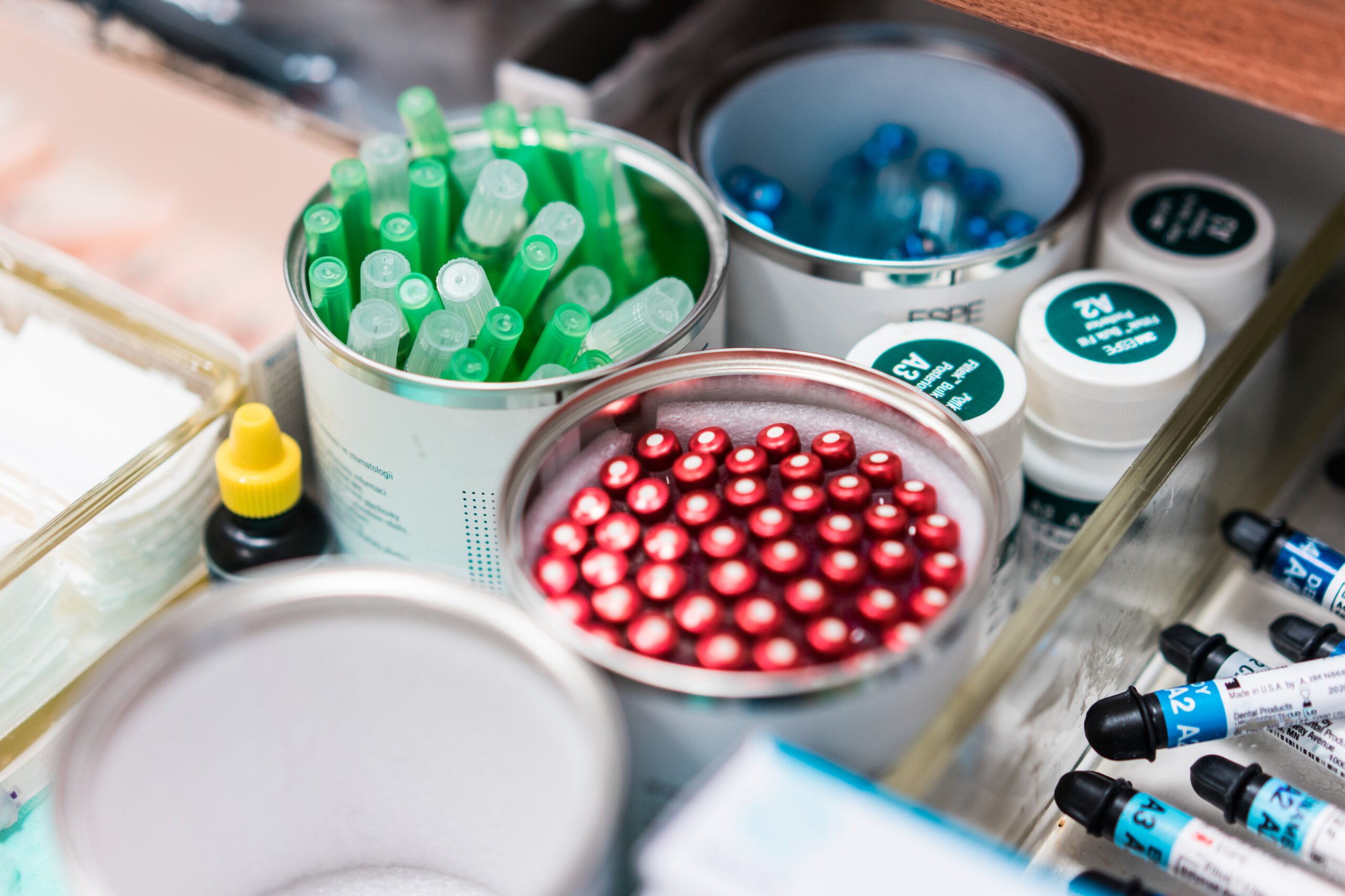 injections-and-other-medicaments-in-dentist-office-picjumbo-com | Exactétudes boite seringues